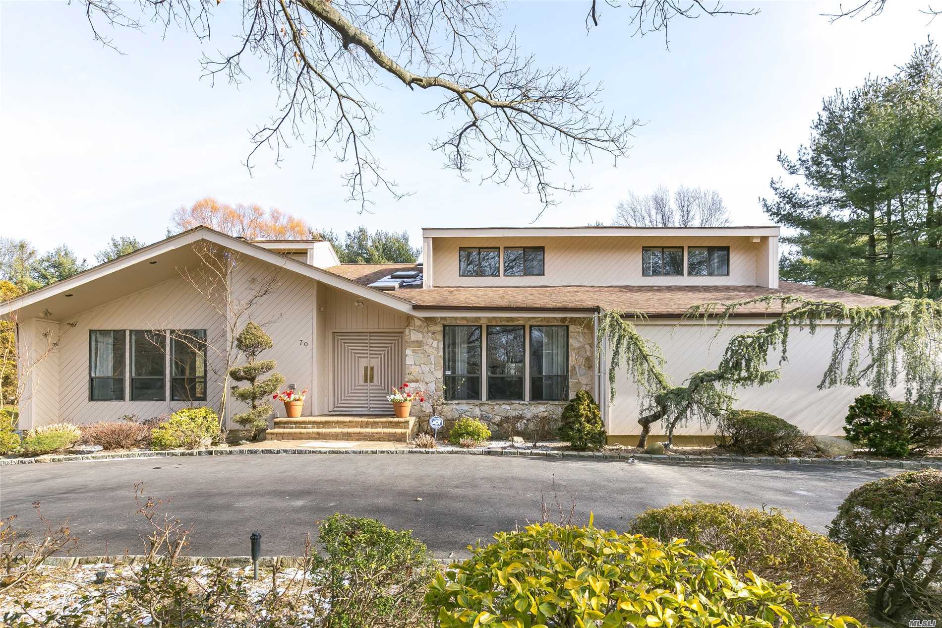 Well Maintained Contemporary Home Over 4000 Sqft, Large Ef, Open Floor Plan, Hardwood Floors, Vaulted Ceilings, Updated Eat-In-Kitchen Leading To Den/Fpl, Large Master Suite, Circular Driveway, Professionally Landscaped! Low Taxes! Syosset Schools!