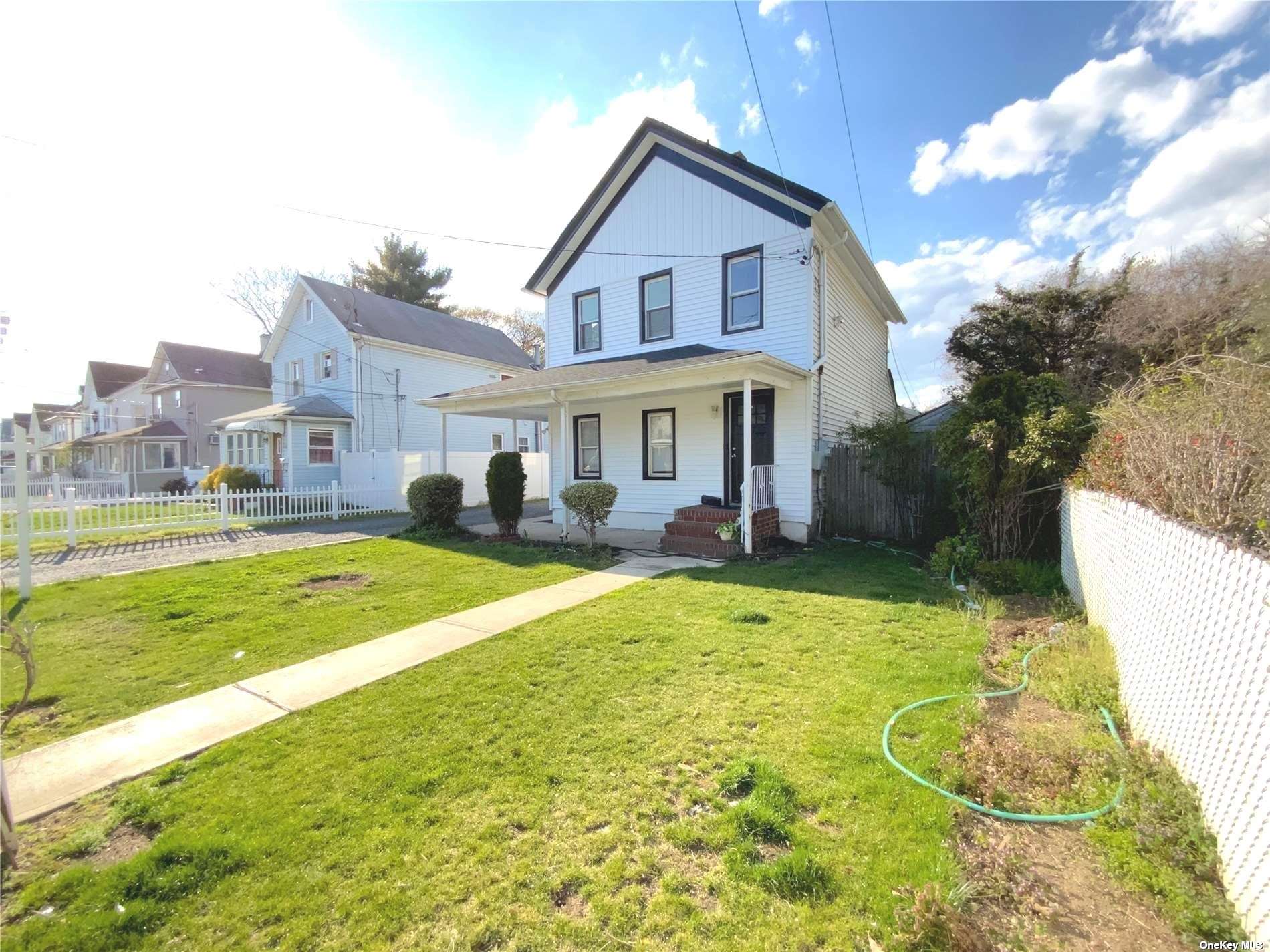 Single Family in Hempstead - Thorne  Nassau, NY 11550