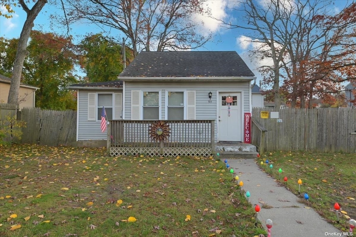 Single Family in Wyandanch - Commonwealth  Suffolk, NY 11798