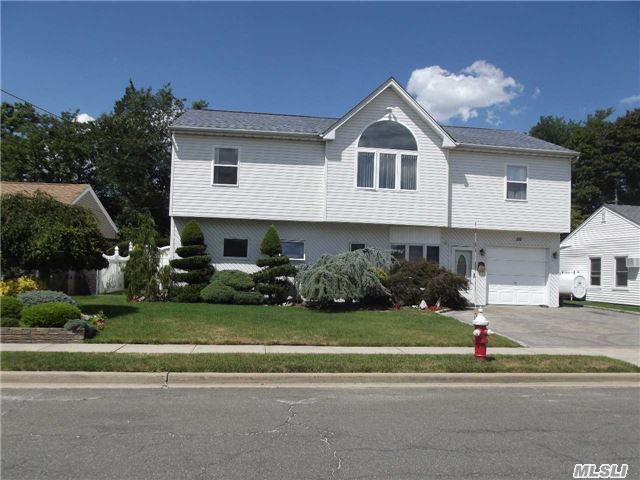 Expansive 5 Bedroom Colonial In Plainedge Sd#18-Open Diverse Floor Plan-Second Floor Soaring Ceilings-Oasis Backyard