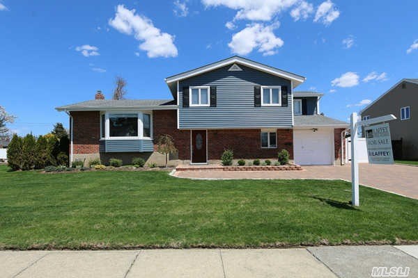A Fabulous All Updated Sutton Split Features 4 Brs, 2.5 Baths, Beautiful Top Graded Hw Flrs, Granite Eik W/Backsplash, New Appliances, Built-In Exhaust Fan, Den W/Fpl, Ceramic Tile Flrs, Freshly Painted Thru-Out, Finished Bsmt, Midblock, New Fence, Prem.Sidings, 200Amps, Serene Backyard W/Patio, Nu Pavers, Deck For Outdoor Entertaining, Gated Ig Pool, A Must See!