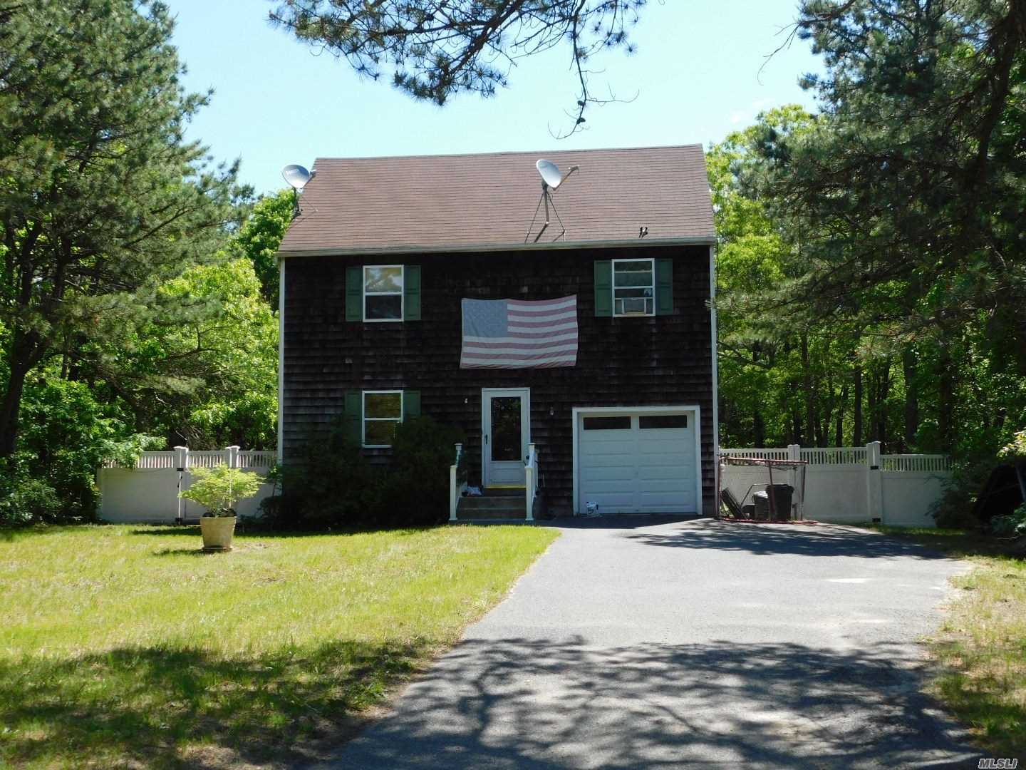 Nice 2 Bedroom Saltbox On Quiet Street, Wood Floors, Large Property . Low Taxes And Close To Beaches And The Hamptons!