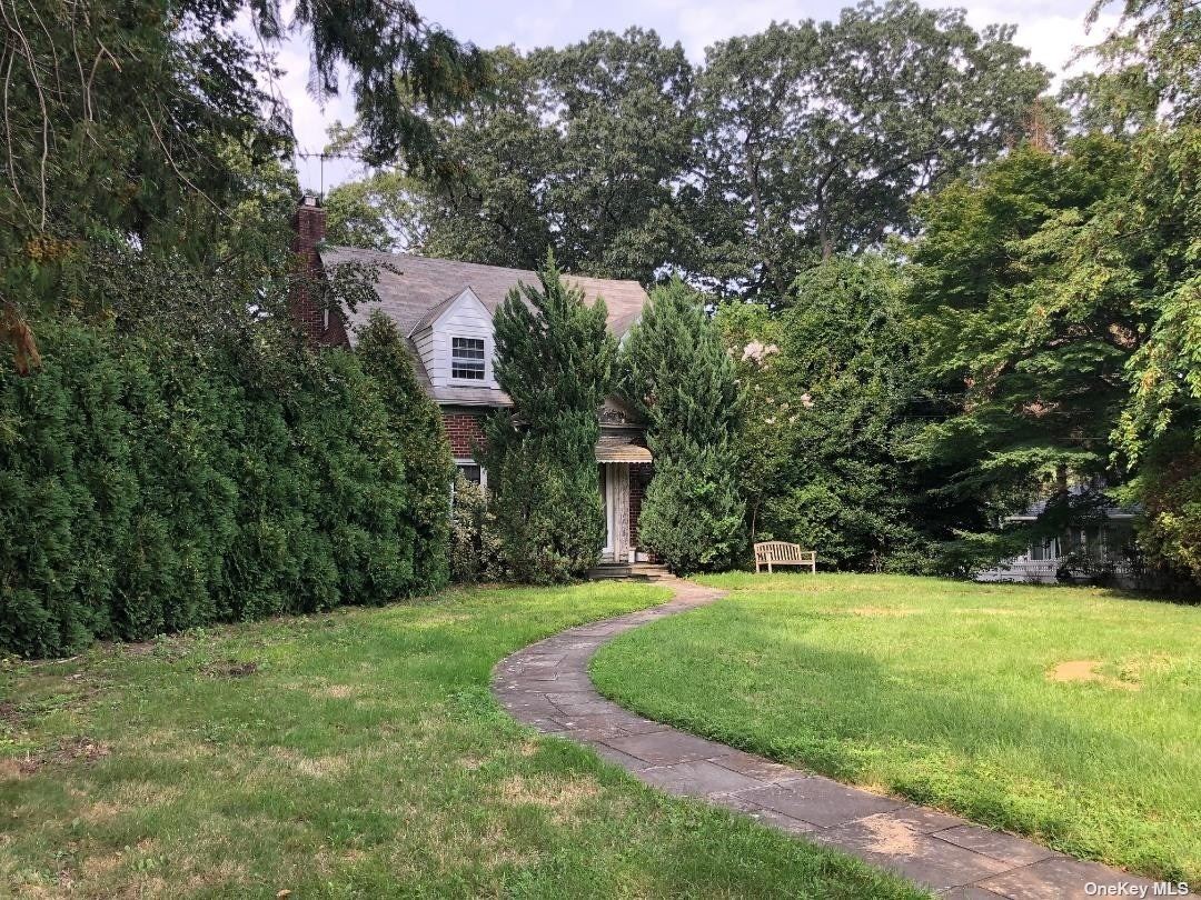 Single Family in West Hempstead - Elm  Nassau, NY 11552