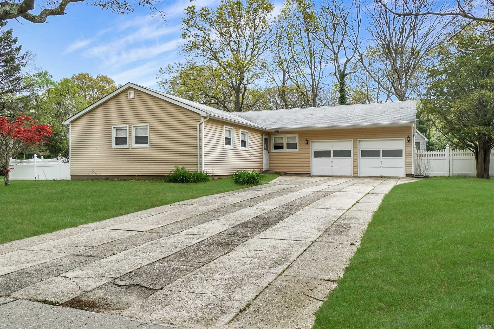 Move in ready spacious ranch in Connetquot SD. Home has 3 nice size bedrooms, Updated EIK, LR/DR area, 2 car attached garage, with partial unfinished large basement. Home is sits on nice size corner lot with fenced in yard. Hurry you won&rsquo;t want to miss this home it will go fast!