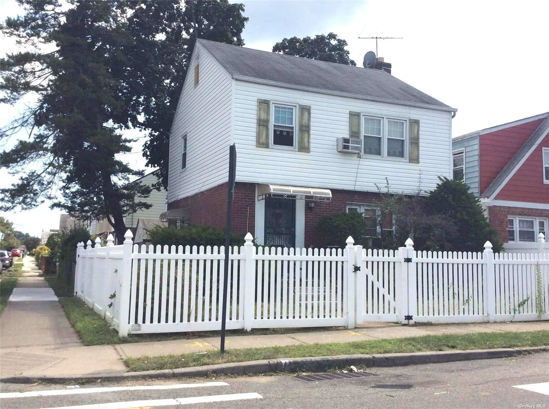 Single Family in Saint Albans - 118th  Queens, NY 11412