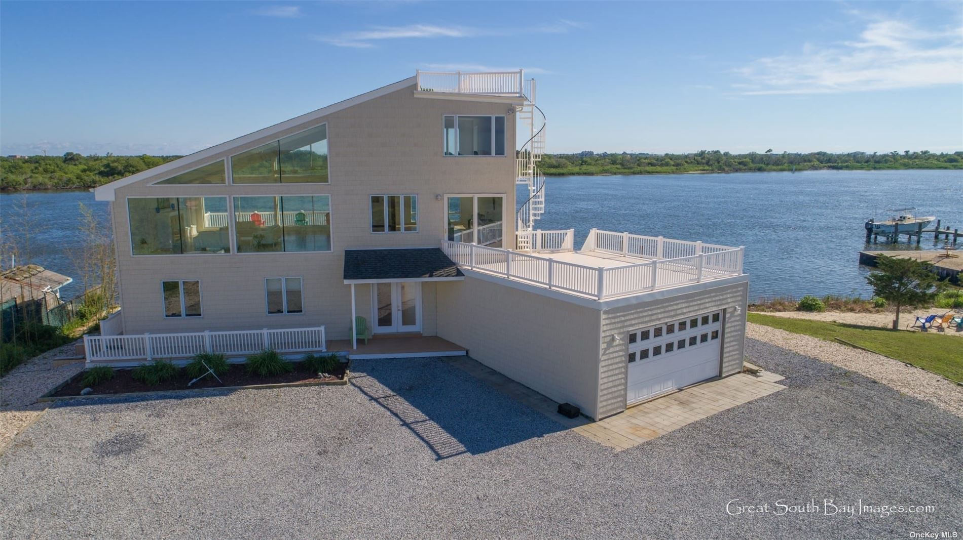 Single Family in Captree Island - Captree  Suffolk, NY 11702