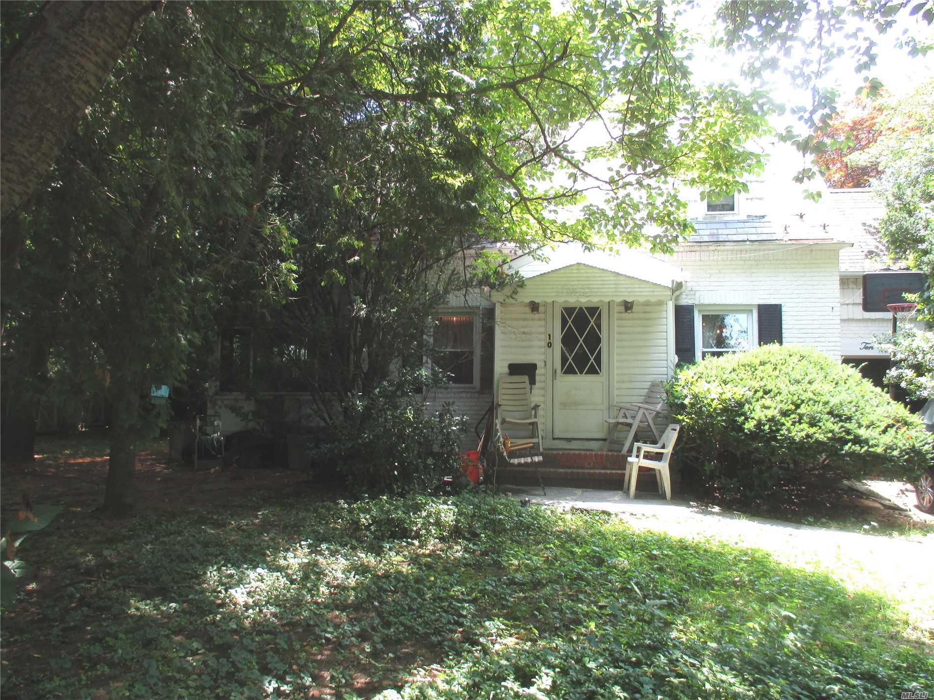 Charming Colonial On Private Dead End. Needs Tls Make It Your Own. Walk To Train, Town & Northern Blvd. Lakeville Elementary, Gn South