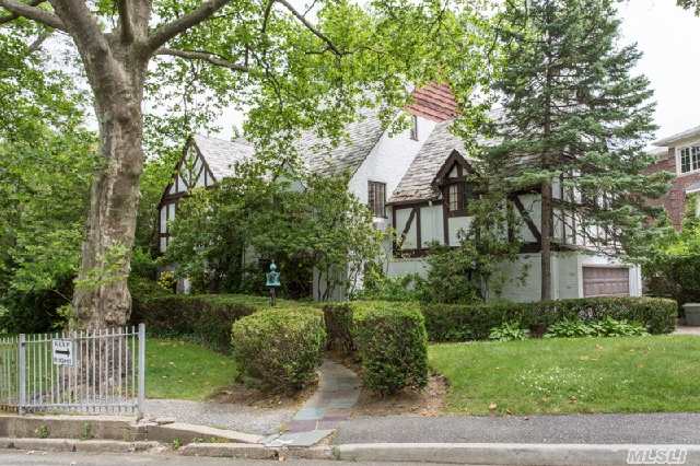 Charming 5Br Tudor W/Inviting Dramatic Granite Entry Foyer Leads To Lg. Liv Rm W/High Cathedral Ceiling W/Detailed Fireplace,  Arched Doorways,  Architectural Detailing & Wd Flrs Thruout,  Lg Din Rm, Fam Rm,  Eik Leads To 2Car Gar. Full Fin Bsmt, Conv. To Shops, Worship & Lirr,  Full Access To Great Neck Estate Park Which Includes  Pool, Tennis, Park & Marina