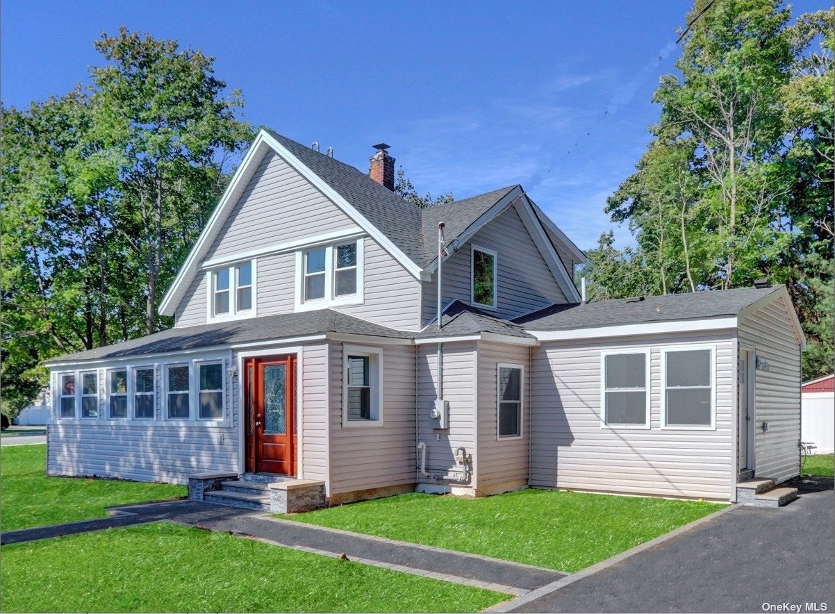 Single Family in Amityville - Cedar  Suffolk, NY 11701