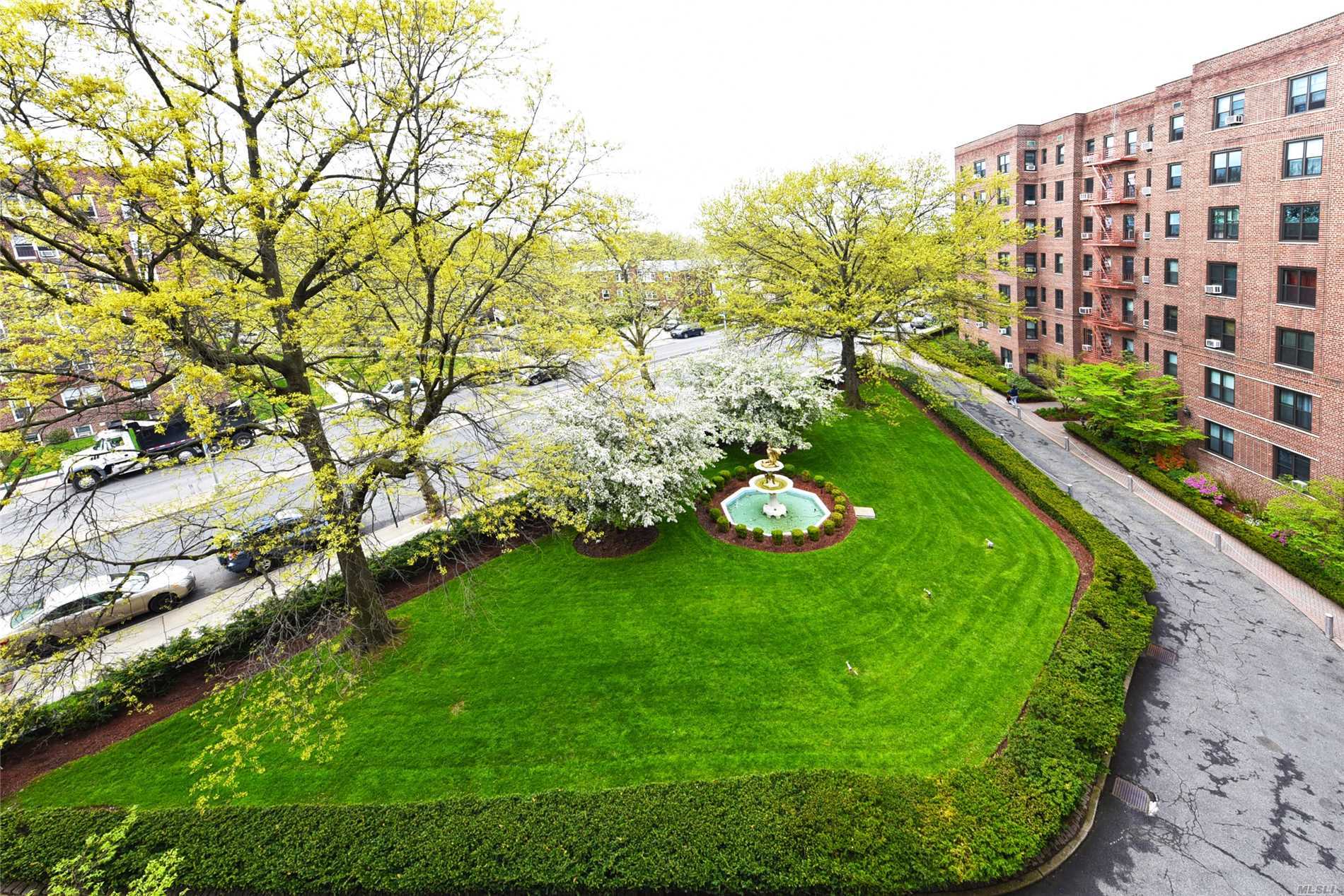 Beautiful views in this one bedroom one bath unit in the prestigious Eden Rock building. This pet friendly building features a doorman, laundry room, and a 24 hour gym. Conveniently located within minutes to buses, transportation, shopping, Briarwood Station, and the E and F trains.