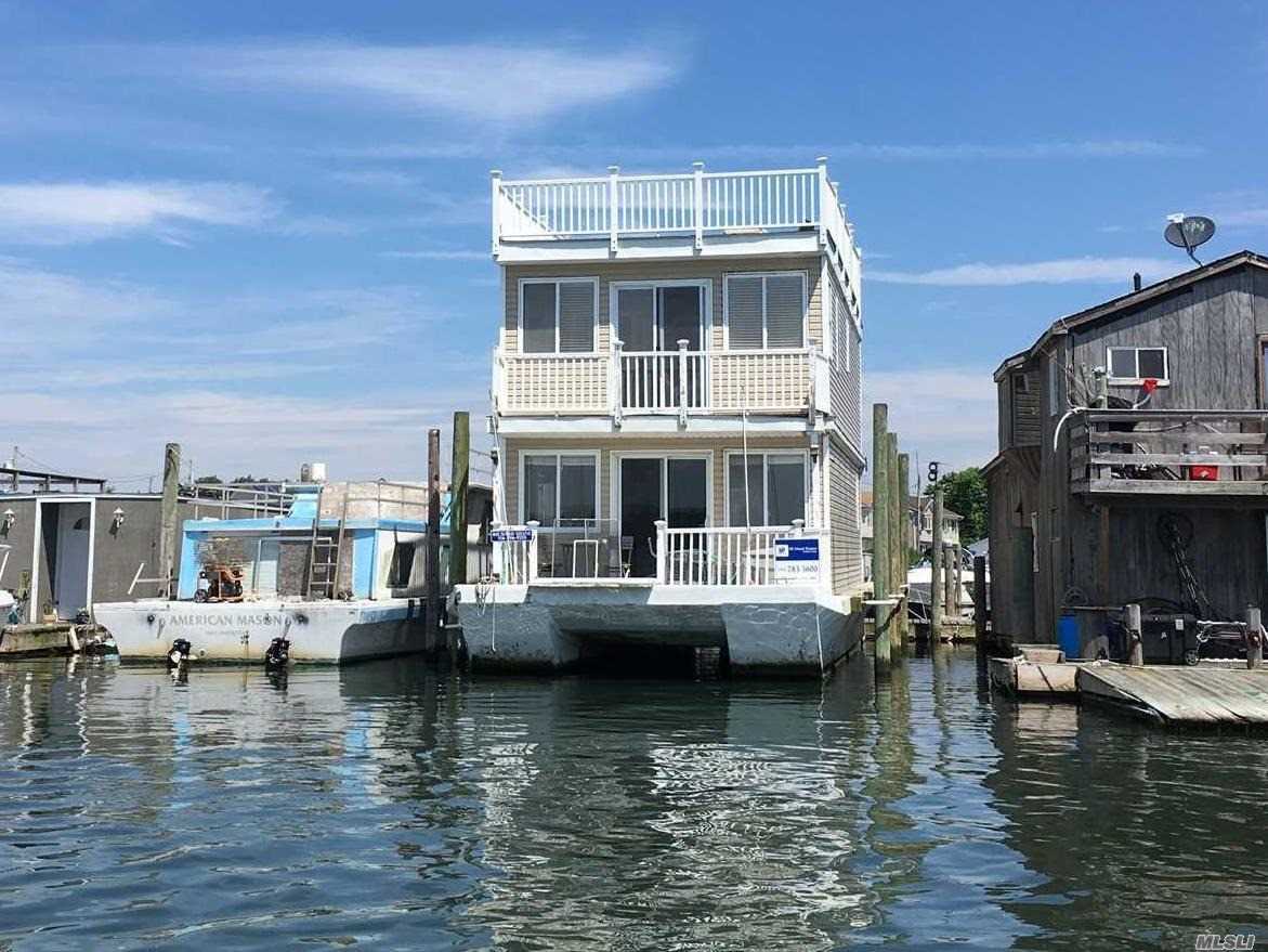 ***Cash Deals Only*** Open Concept - Bayfront Living. Slip Rental $1300  Fun Fun Fun On The Waterfront! 2 Bedrooms 2 Bath House Barge. Updated Kitchen And Baths. Wake Up To Beautiful Swans Every Morning. Great Way To Live.