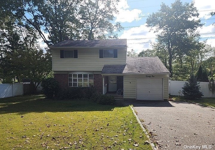 Single Family in Hauppauge - Wren  Suffolk, NY 11788