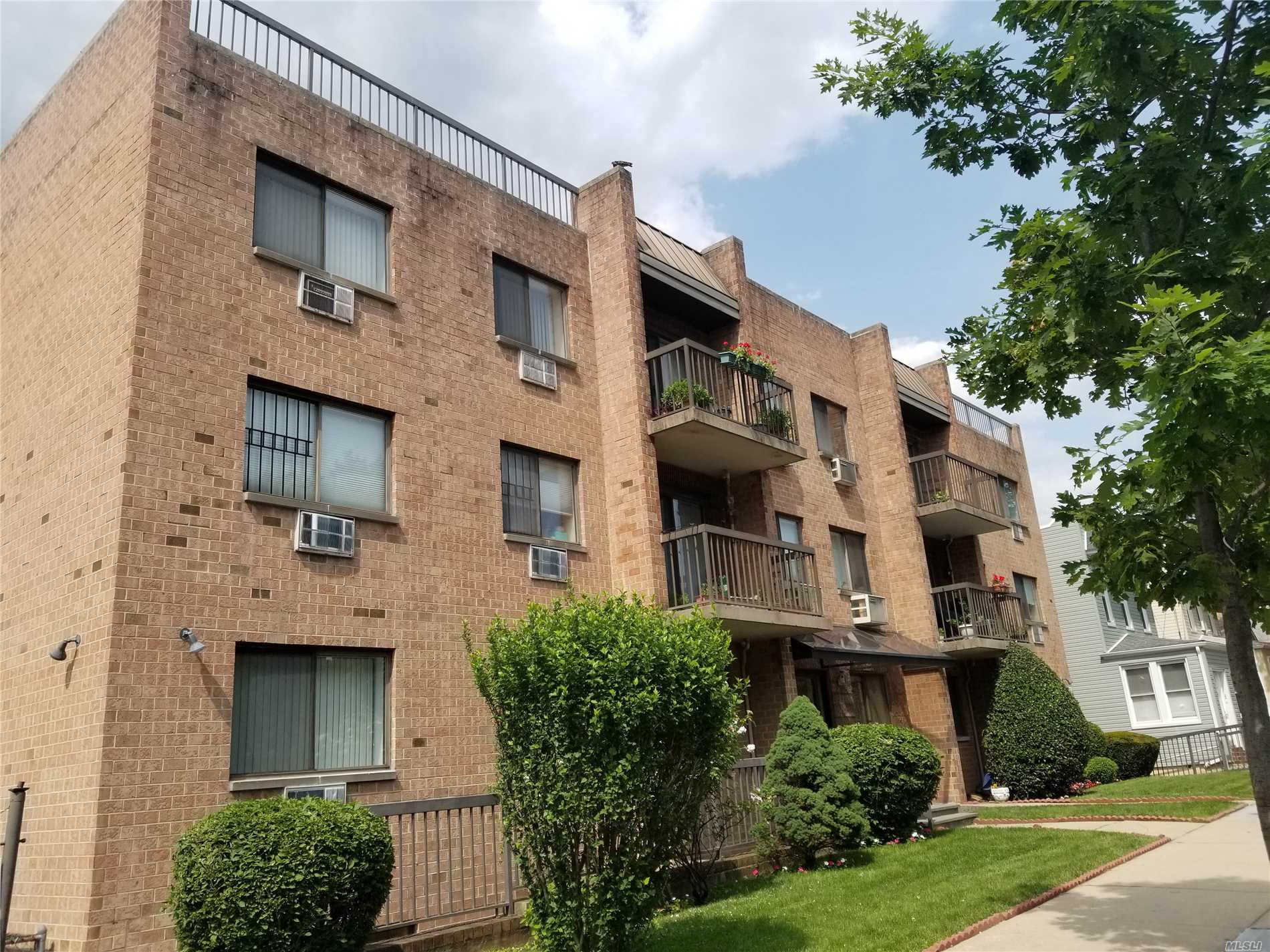 Duplex 1 Bedrooms 2 Full Bath Condo Feature With In Unit Washer & Dryer Dishwasher! 2 Balcony With Amazing View! Private Garage Included! Approved For 2 Bedrooms! Pet Allowed, Included Heat & Gas!