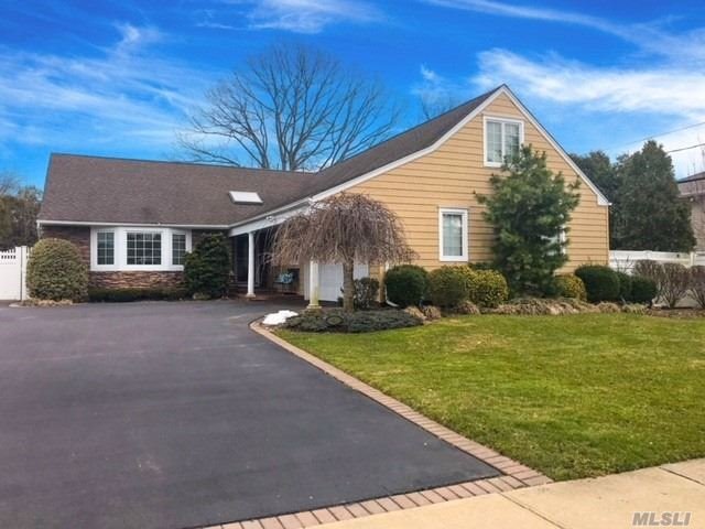 Pristine Farm Ranch Set In A Quiet Location In Woodbury Knolls. Great Open Floor Plan For Entertaining! Updated Hi End Kitchen, Master On Main Level, Full Finished Basement, Potential For A Dramatic Master Suite On Second Level. Igs, Cac, Gas Heating & Cooking.This Home Will Not Last! Call Now!!