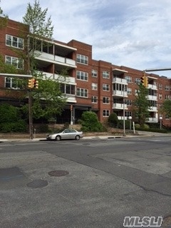 Conveniently Located, 24 Hr. Doorman Building In The Heart Of Town. 1 Bedroom , 1.5 Baths Gracious, Sunlit Unit With Balcony. A Must See!!!! Outdoor Swimming Pool, Picnic & Bbq Area,  Gym. Assesment Fee Of $183.60 Thru June 2018.