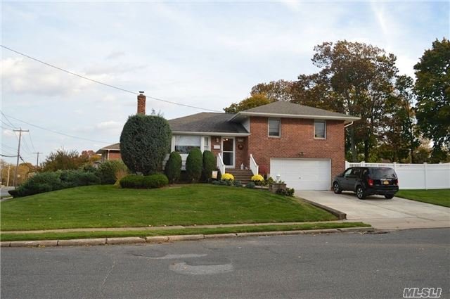 Meticulously Maintained 4Br 2Ba Split. Open Floor Plan, Updated Kitchen With Granite Counter Tops And Stainless Steel Appliances. Cac (New Air Handler), Hard Wood Floors, In-Ground Sprinklers, Alarm, Attic Fan. Syosset Schools.