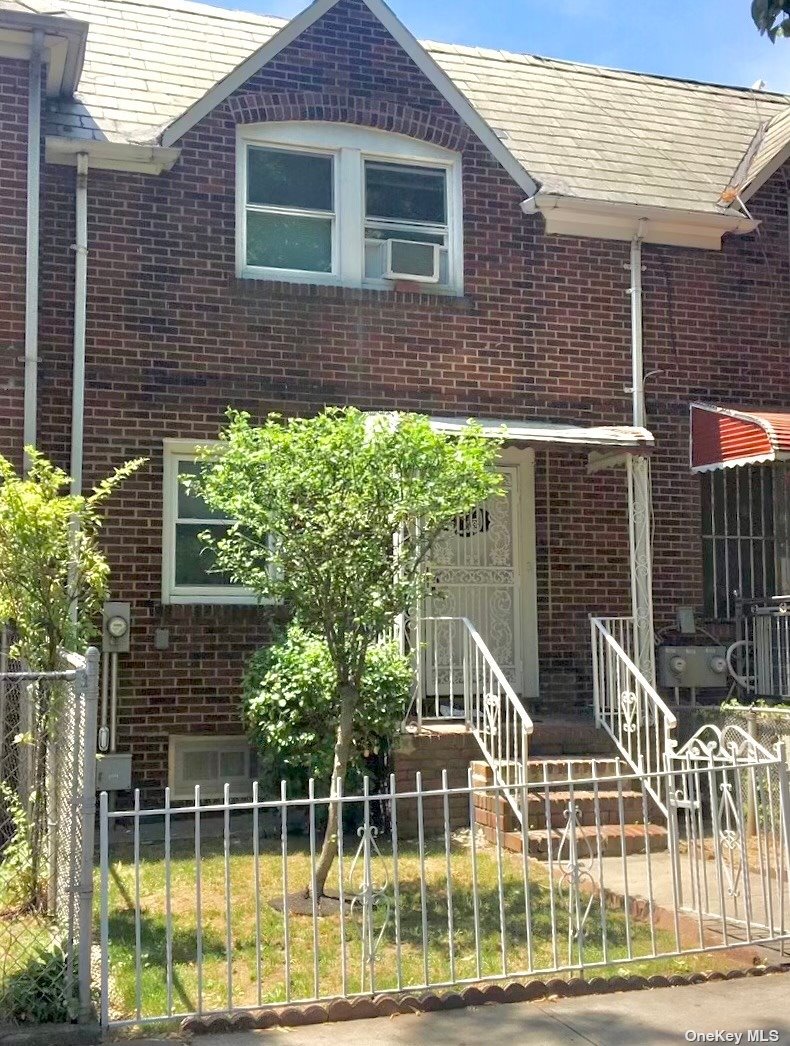 Single Family in Woodside - 53 Place  Queens, NY 11377