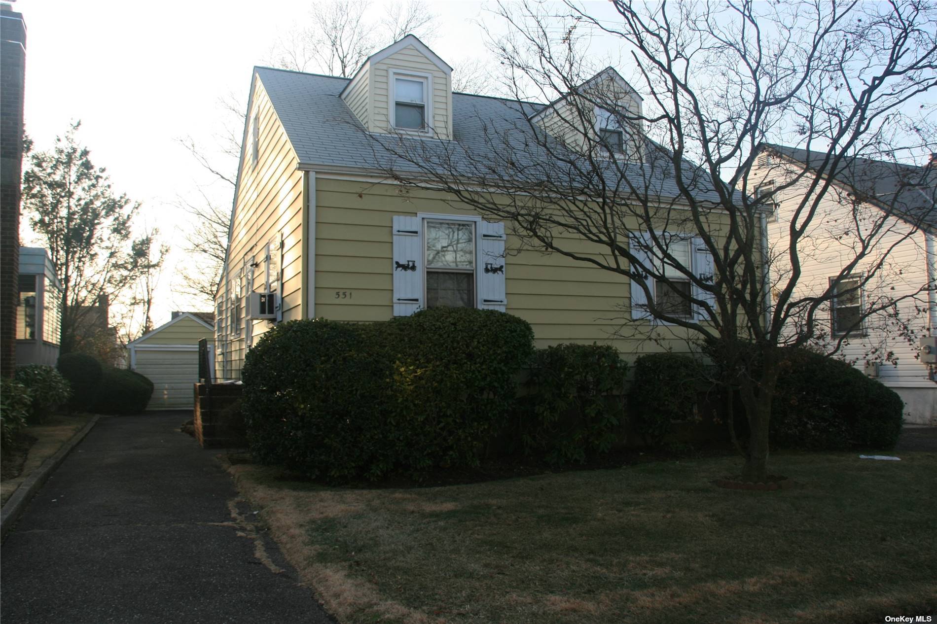 Single Family in New Hyde Park - 7th  Nassau, NY 11040