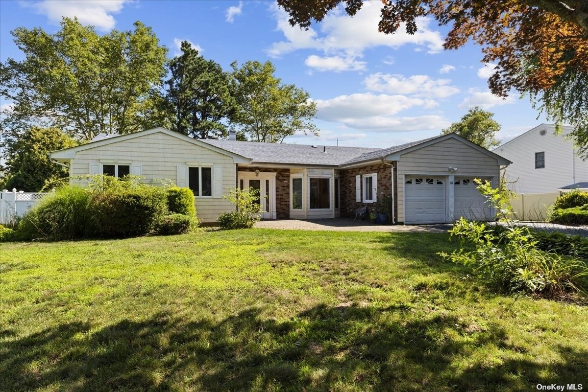 Single Family in Dix Hills - Kinsella  Suffolk, NY 11746