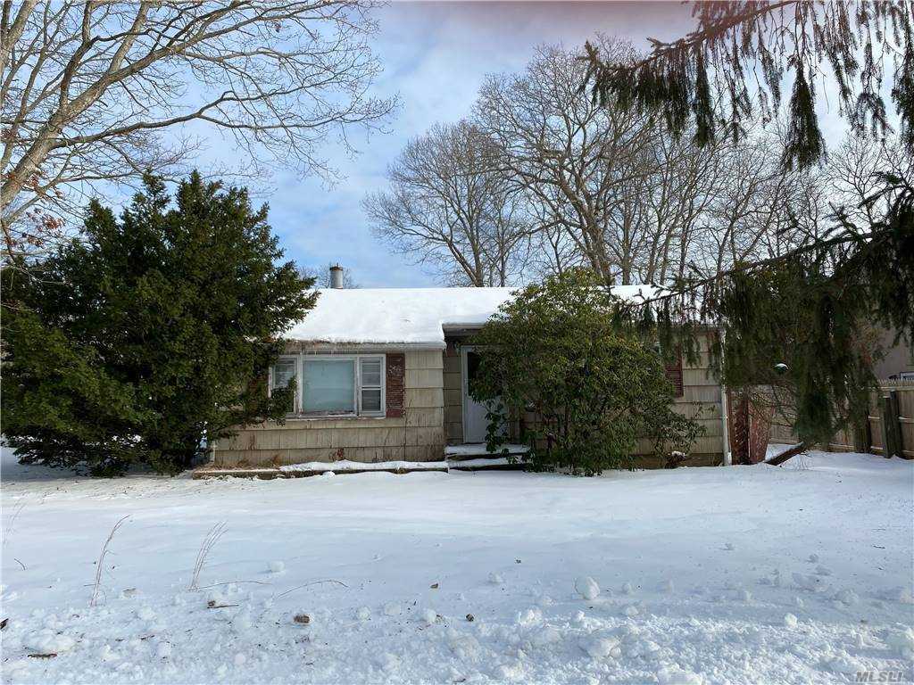 Listing in Center Moriches, NY