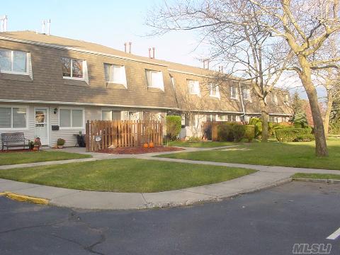 Quiet Well-Maintained 2 Br W/Low Taxes ($1,577.57) W/Star. Lr, Updated Eik W/New Pergo Floor & Appliances. Ideal Starter Home In Sachem Sd>