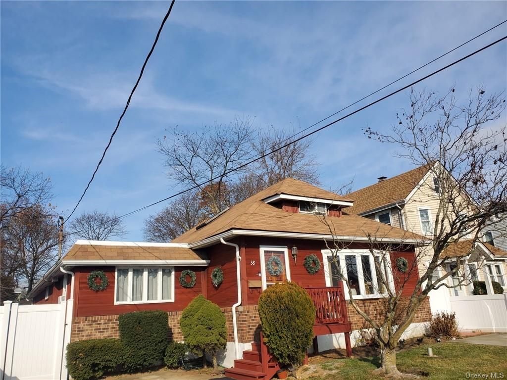 Single Family in Freeport - Morton  Nassau, NY 11520