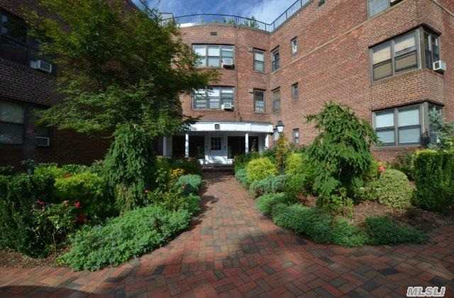 Bonus!Seller Will Pay 3 Mths Maint If In Contract By 12/20! Renovated Top Fl Apt W/Large Eik,  Renov Bath,  New Hardwood Flrs. Spacious Sized Rms, Great Closet Space Throughout & Built-In Bookshelves In Living Rm. Beautifully Maintained & Quiet Co-Op Development W/ On-Site Super & Laundry In Basement. Storage Space May Be Available. Close Proximity To Lirr/Town/Shopping!