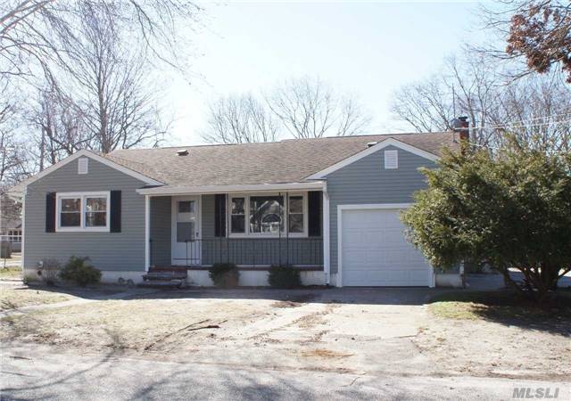 Beautifully Renovated Ranch Home Encompasses Gleaming Hw Floors, All Freshly Painted, Huge Lvrm, Frml Dr, Ceiling Fans Throughout. Updated Eik. New Siding, New Heating System. Huge Heated Basement W Side Entrance. Corner Property. Close To Smithpoint Beach. This Turn Key Home Will Not Last!