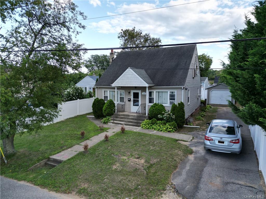 Single Family in Lindenhurst - 44th  Suffolk, NY 11757