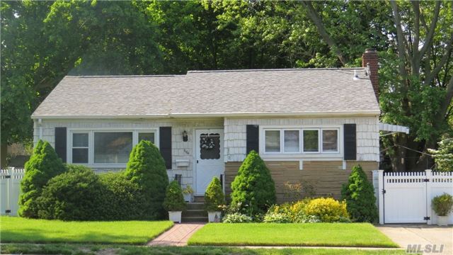 Cozy 3 Bedroom Ranch In Prime School District 21. Roof 2 Yrs Old. Newer Windows. Hardwood Floors. Cac, Full Heated Basement With Cac. Large Property. Near Trains, Parkways & Shopping.