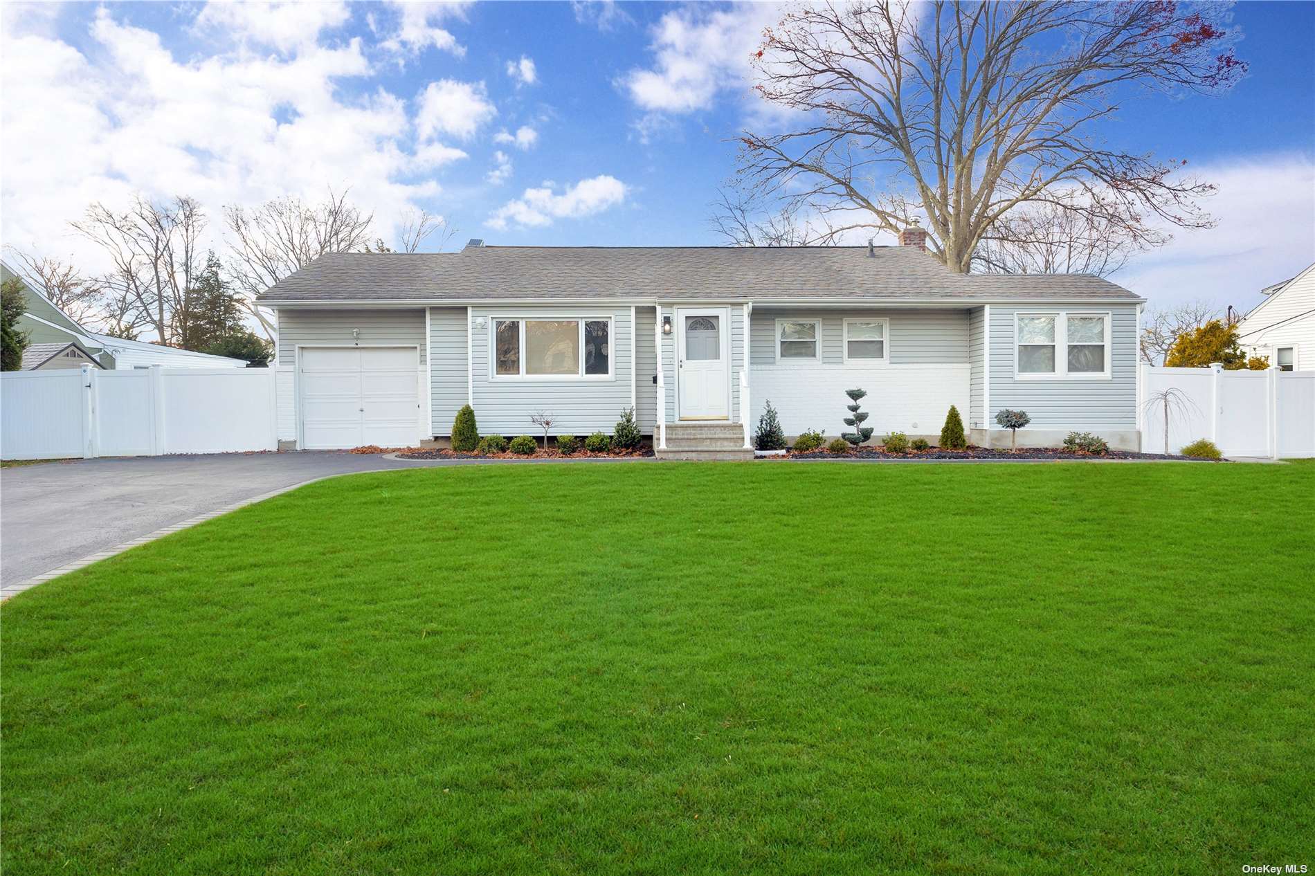 Single Family in Commack - Apple  Suffolk, NY 11725