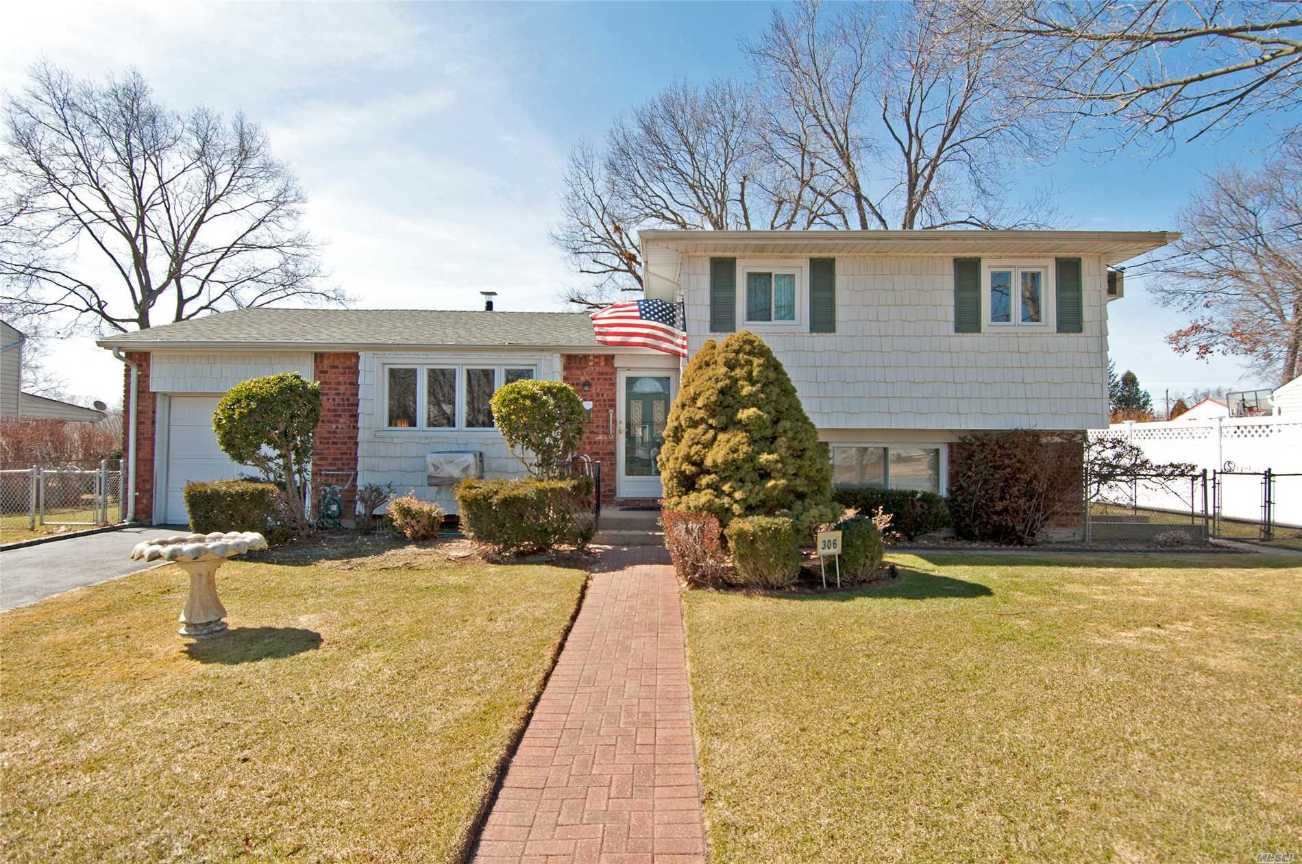 Large Expanded Side By Side Split (400 Sq Ft Expansion), Brick Fireplace, All Oak Floors Under Carpet, New Eik W/Granite Tops & Breakfast Nook, Tile Floors, New Windows. Your Own Well With Pump Sprinkler System, Huge Family Rm W/Fireplace. Close To All Stores & Parkways.