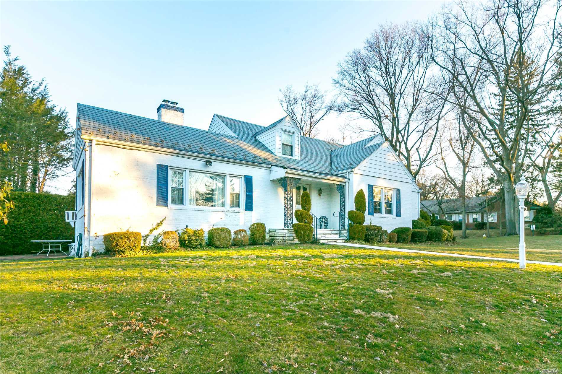 UNIVERSITY GARDENS 2 STORY BRICK HOME - WONDERFUL CORNER LOCATION. 4/5 BEDROOMS, 2 BATHS. SUNNY SOUTHERN EXPOSURE. ELEGANT LIVING ROOM & DINING ROOM. UNIVERSITY GARDENS POOL AND TENNIS. LAKEVILLE ELEMENTARY, GN SOUTH MIDDL/HIGH SCHOOLS. EASY ACCESS TO BUSES AND NORTHERN BLVD.