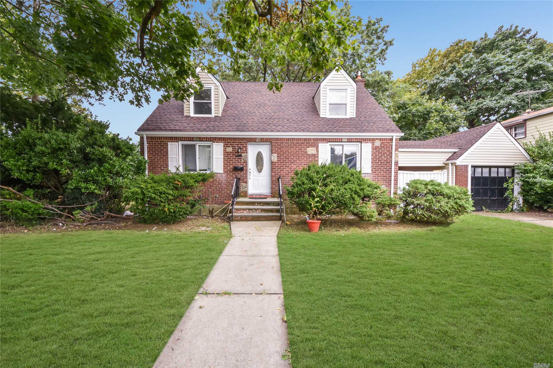 Uniondale. Beautifully Renovated Siding/Brick Home. Large And Sunny, Like New! New Bathrooms, New Kitchen, New Roof And Gutters. Central Ac, Gas Cooking. Full Finished Basement With High-Ceilings And Hardwood Floors! A Must See Home!