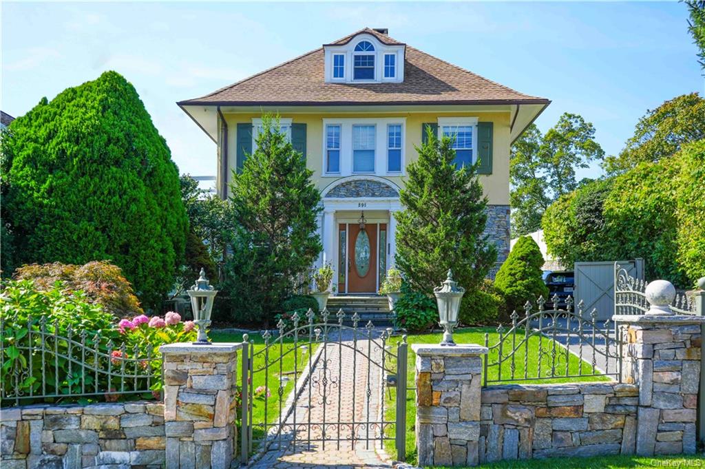 Single Family in New Rochelle - Centre  Westchester, NY 10805