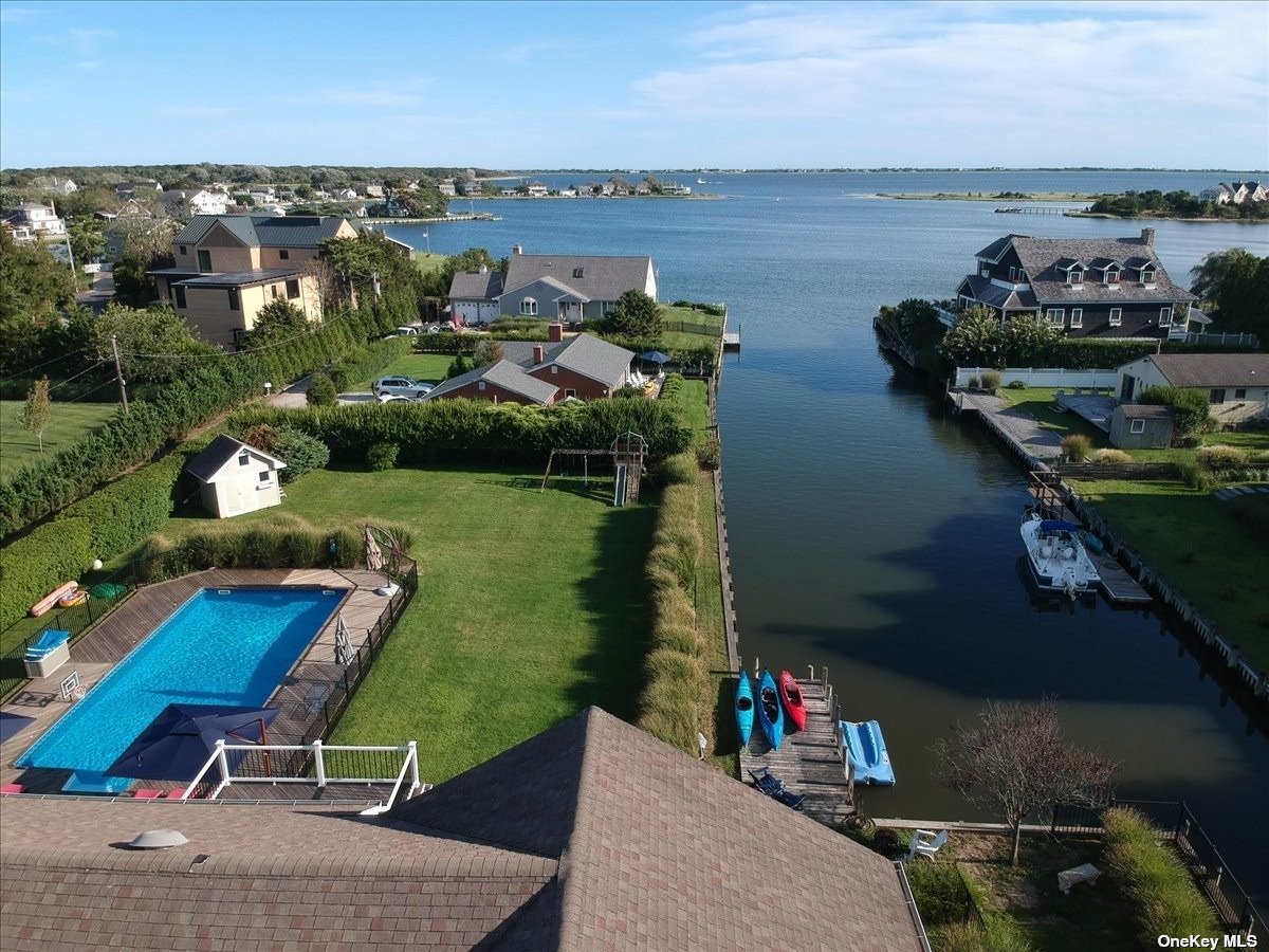 Single Family in Southampton - Middle Pond  Suffolk, NY 11968