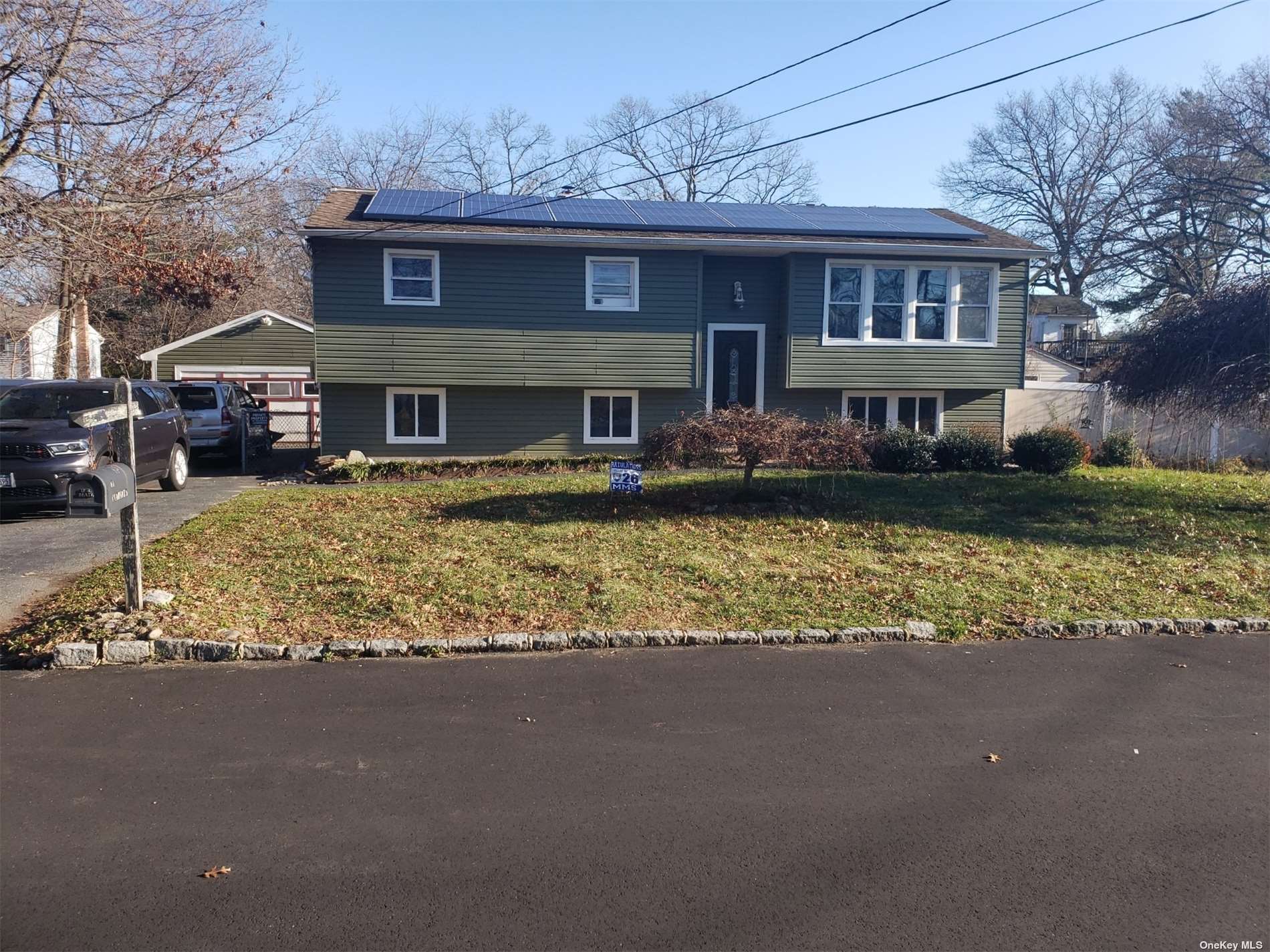 Single Family in West Babylon - Schenectady  Suffolk, NY 11704