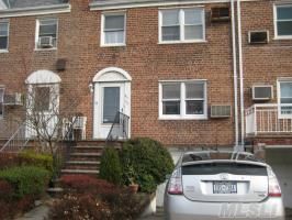 Large 20 Footer Brick Townhouse Brick Colonial Near To Everything!