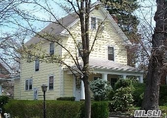 Spacious Col Located Near Transportation, Schools And Little Neck Train Station. Formal Lr And Dr, Family Rm, Kitchen W/ Separate Breakfast Room. Wonderful Hardwood Floors, Inviting Front Porch. Lge Attic Bonus Room. Gas Heat. Nice Back Yard. Lakeville Elementary; Great Neck Sth Middle/High. Enjoy Great Neck Park District - Parkwood Pool And Ice Skating, Steppingstone Park.