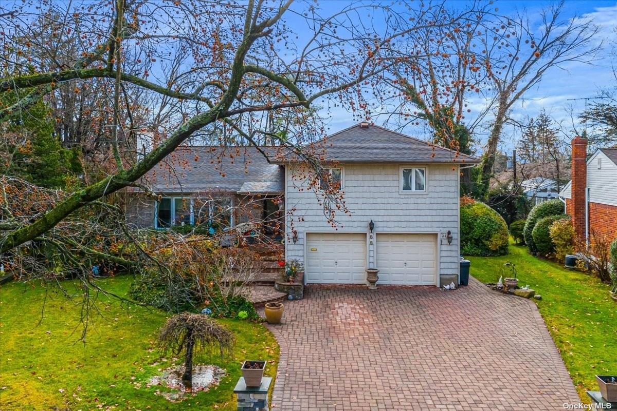 Single Family in Manhasset Hills - Robby  Nassau, NY 11040