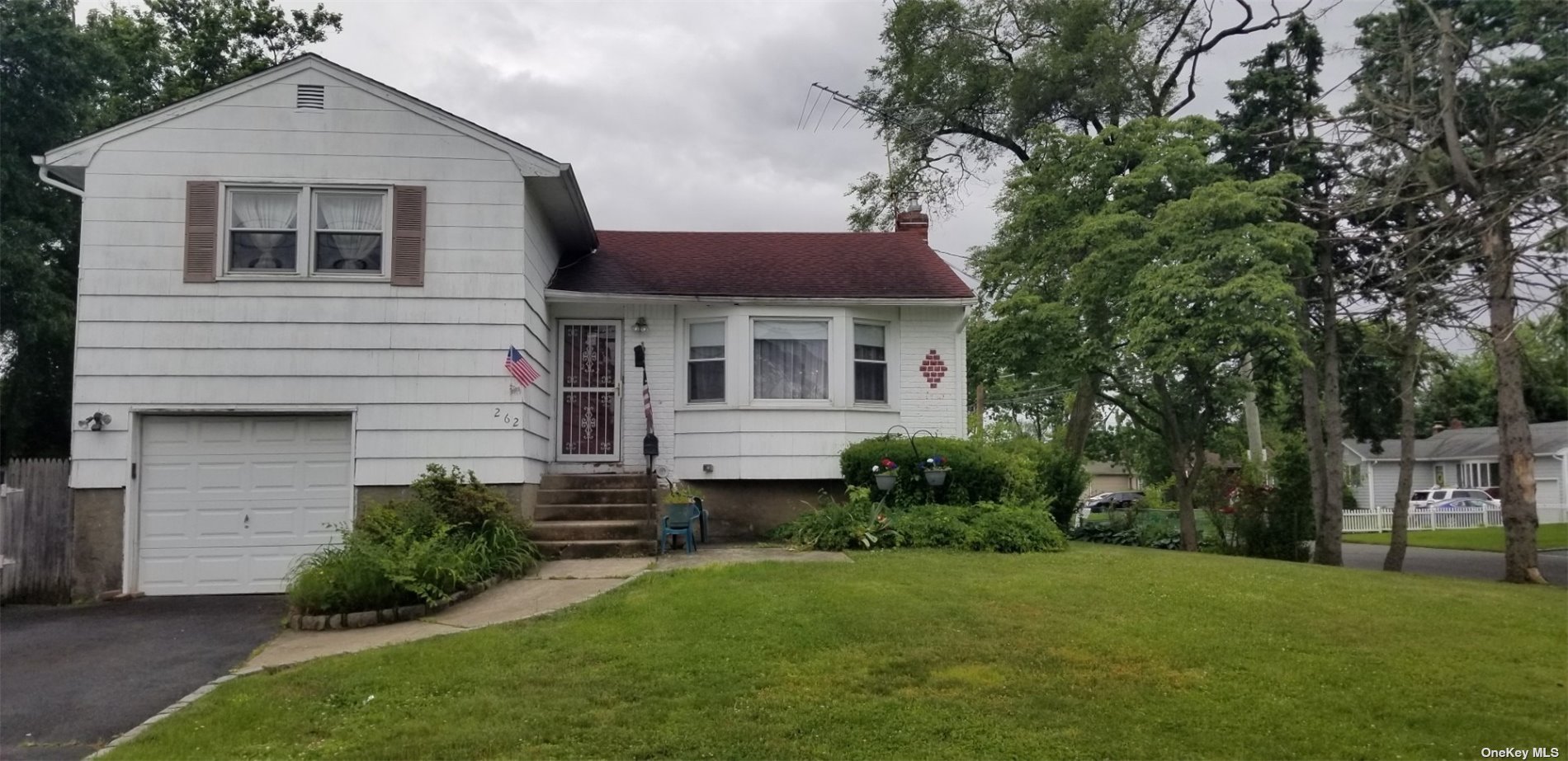 Single Family in Deer Park - Grand  Suffolk, NY 11729