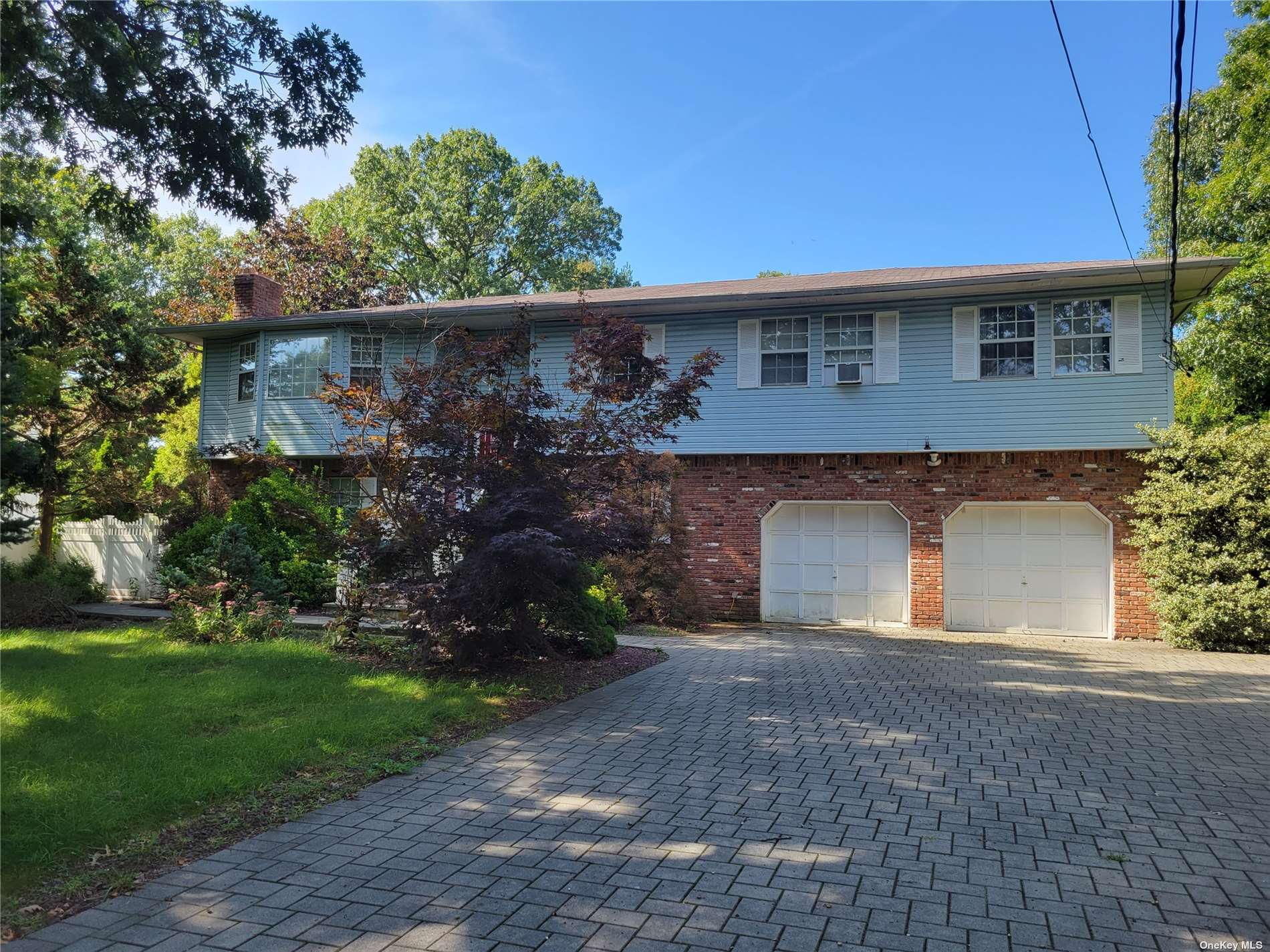 Single Family in Ronkonkoma - Pine  Suffolk, NY 11779