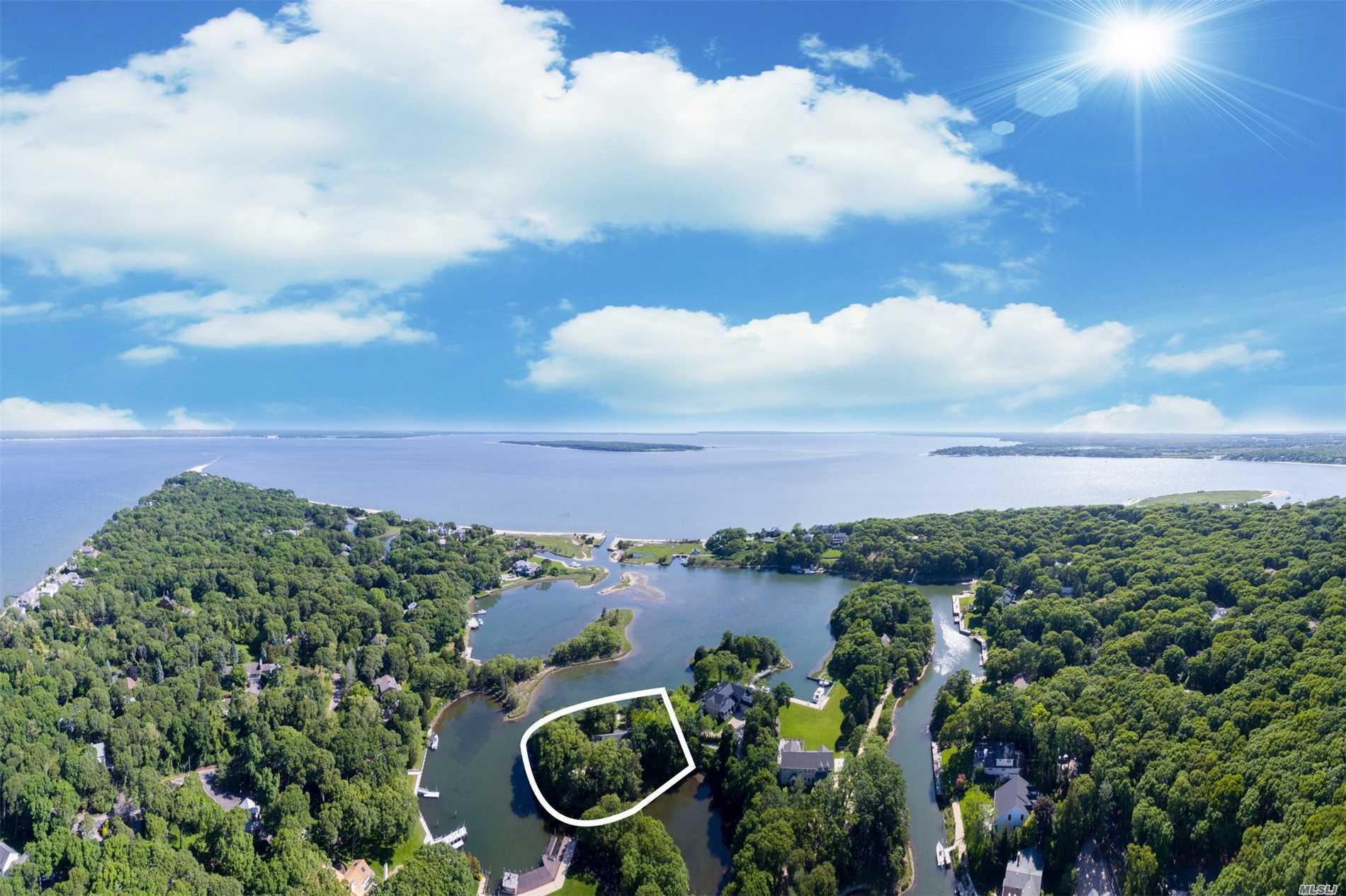 Private Peninsula On Nassau Point, 645Ft. Of Protected Waterfront On Wunneweta Pond With A Deeded Dock And Big Views Of Great Peconic Bay And Robins Island. Sprawling 3-Bed, 2.5-Bath Mid-Century Ranch. X-Large Living Room, Sun Room With Brick Floors, And Two Wbf. An Incredible Piece Of Property Ready For A Reno Or Rebuild, Surrounded By Multi Million Dollar Compounds.