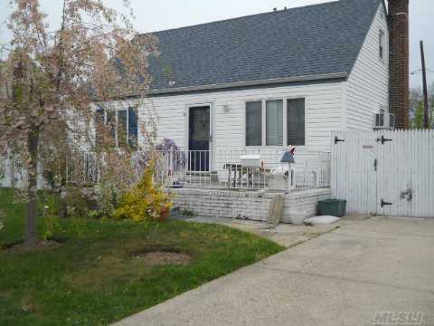 Short Sale Good Started Home, Needs Alot Of Clean Up.