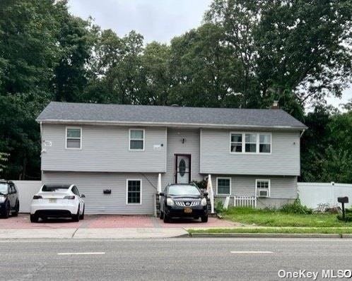 Single Family in Holbrook - Expressway  Suffolk, NY 11741