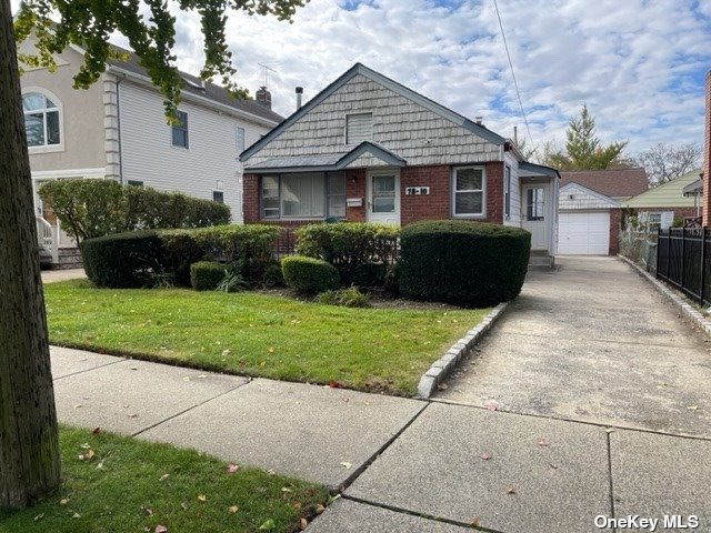 Single Family in Floral Park - 266th  Queens, NY 11004