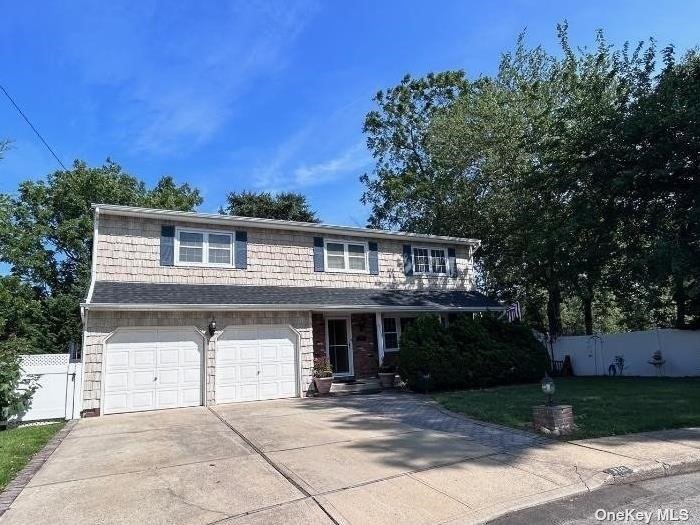 Single Family in Wantagh - Orchard  Nassau, NY 11793