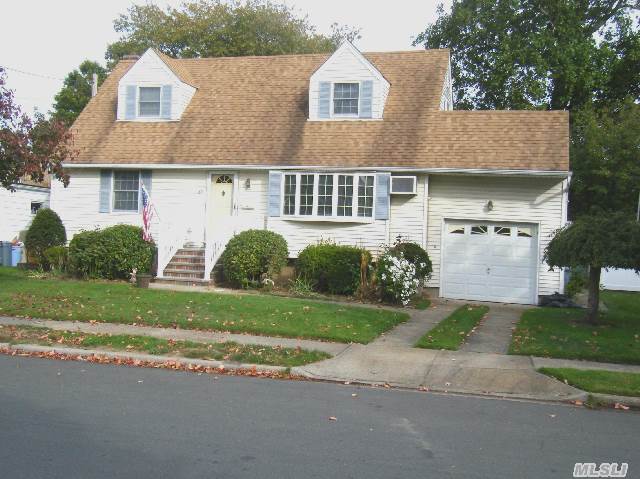 Move Right In To The Bright Sunny Mid Block Cape .Laundry  On First Floor.