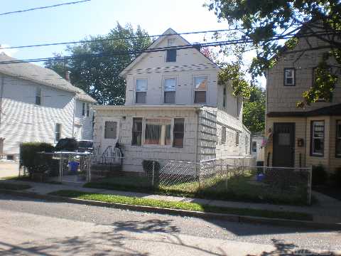 3 Bedroom Spacious Colonial In The Heart Of The Village. Steps To Shopping And The Lirr.Separate Wokshop In Yard.