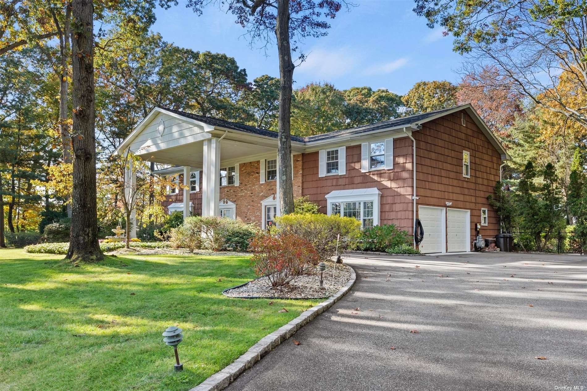 Single Family in Dix Hills - Fox  Suffolk, NY 11746